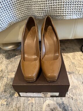 Gucci preowned pumps with box